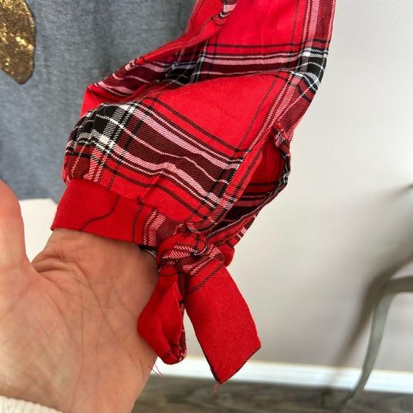 Festive Hoiday Tee with gold sequence appliqué in deer head. - Picture 4 of 4